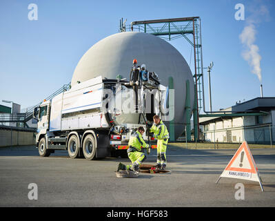 Nettoyage d'égouts, l'installation de stockage de gaz, nettoyage tube inséré dans le canal, Innsbruck, Tyrol, Autriche Banque D'Images