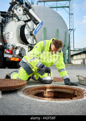 Nettoyage d'égouts, l'installation de stockage de gaz, inspection de canal avec lampe de travail, Innsbruck, Tyrol, Autriche Banque D'Images