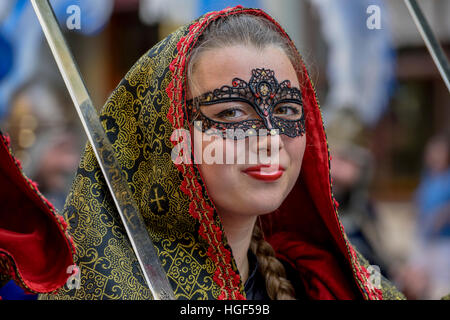 Femme en vêtements historiques, Maures et Chrétiens Parade, Moros y Cristianos, Jijona Xixona, ou Province d'Alicante Banque D'Images