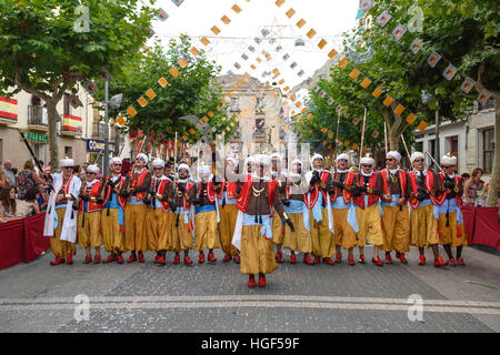 Groupe en vêtements traditionnels, Maures et Chrétiens Parade, Moros et Cristianos, Jijona Xixona, ou Province d'Alicante Banque D'Images