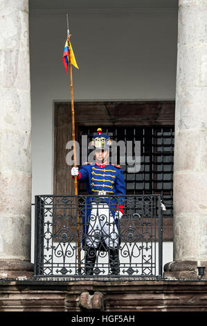 Soldat de la Garde présidentielle veille sur balcon, Carondelet, Palais Présidentiel, Quito, Équateur Banque D'Images