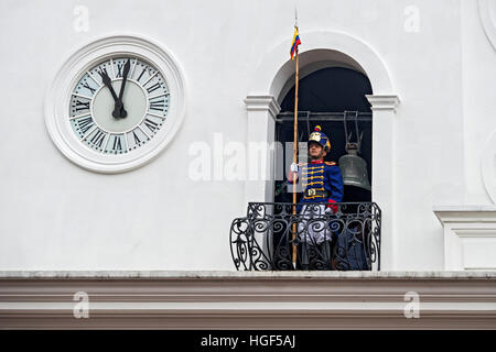 Soldat de la Garde présidentielle veille sur balcon, Carondelet, Palais Présidentiel, Quito, Équateur Banque D'Images