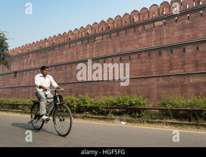 L'homme sur location en face de Fort Rouge, Old Delhi, Delhi, Inde Banque D'Images