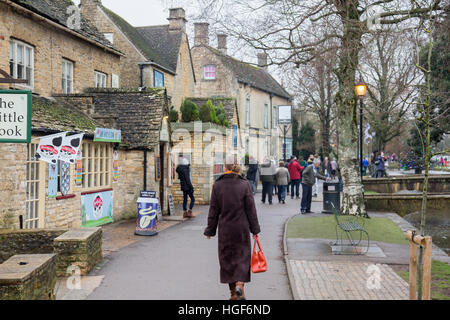 Bourton-sur-la -eau Cotswolds village de La Loire et de ses célèbres high street sur une journée l'hiver,Angleterre,United Kingdom Banque D'Images