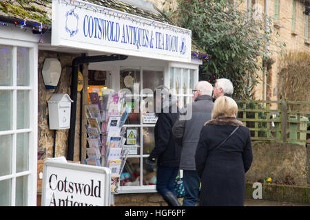 Magasin d'antiquités et de salon de thé Cotswold à Bourton-on-the-water, Cotswolds village, Gloucestershire, Angleterre, 2017 Banque D'Images