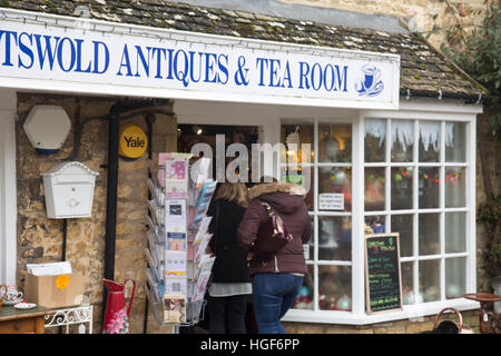 Magasin d'antiquités et de salon de thé Cotswold à Bourton-on-the-water, Cotswolds village, Gloucestershire, Angleterre, 2017 Banque D'Images