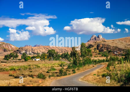 Route à travers le paysage magnifique des highlands de Madagascar, le centre de Madagscar Banque D'Images