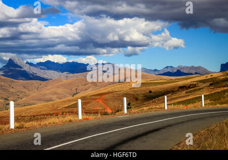 Road entre paysage magnifique de Madagascar highlands près de Parc National d'Andringitra Sud Banque D'Images