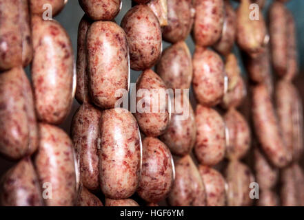 Les saucisses sur la vente dans le marché du village africain Banque D'Images