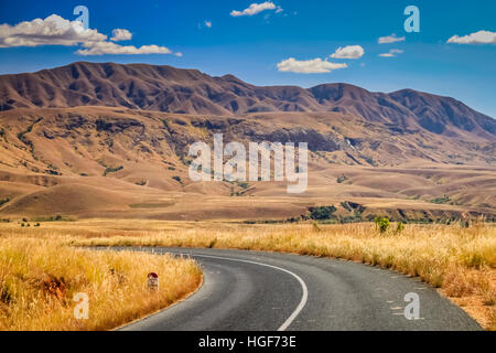 Route à travers le paysage magnifique des highlands de Madagascar, le centre de Madagscar Banque D'Images