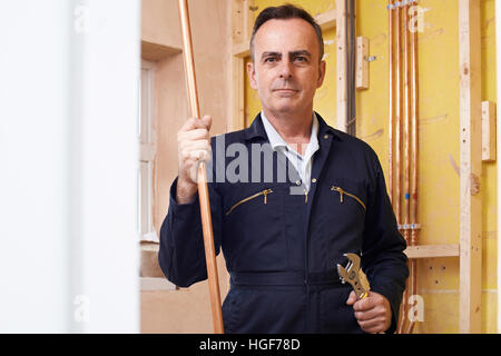 Portrait d'homme plombier travaillant dans la chambre Banque D'Images