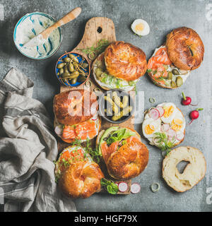 Variété de bagels avec les légumes, le saumon et le fromage à la crème Banque D'Images