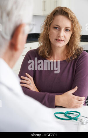 Grande taille Femme en réunion avec le médecin Banque D'Images