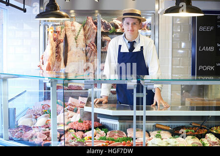 Portrait de Butcher Standing Behind Counter Banque D'Images