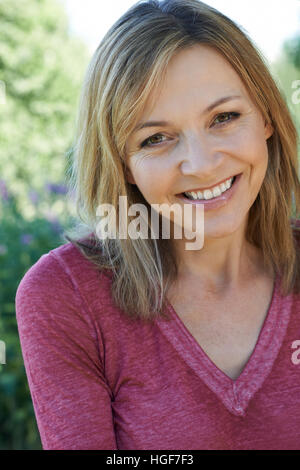 La tête et les épaules de plein air Portrait Of Smiling young woman Banque D'Images