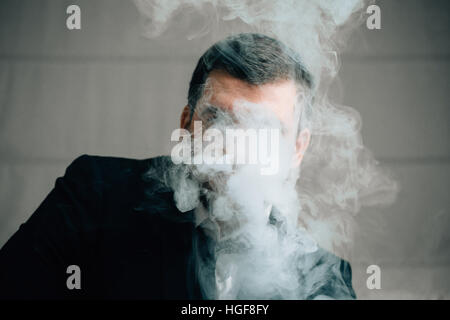 Homme Mystérieux en fumée Banque D'Images