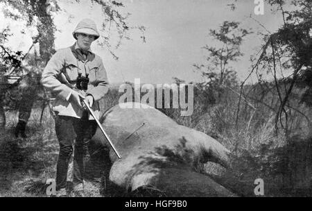 1907. Winston Churchill à Simba, le Kenya avec un rhinocéros blanc du Burchill il vient de tourné Banque D'Images