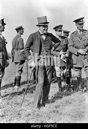 Winston Churchill inspecte l'armée d'occupation britannique à Cologne avec le maréchal Sir H. Wilson (extrême droite) et Sir A.Sinclair. Août 1919 Banque D'Images