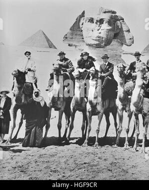 M. et Mme Winston Churchill, T.E.Lawrence et Gertrude Bell sur les chameaux devant le Sphinx. Égypte 15 février 1921 Banque D'Images