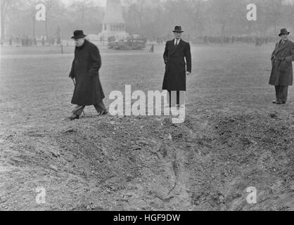 Churchill inspecte les dommages causés par les bombes. Londres 1940 Banque D'Images