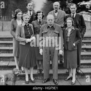Groupe de la famille Churchill à Chartwell 1945. Avant : (G-D) Pamela, Clementine, Sarah, W.S.C., Diana. Retour: Peregrine(fils de Jack) Jack C., Duncan Sandys. Banque D'Images