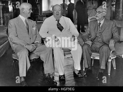 Dwight Eisenhower, Winston Churchill et Jan Smuts à l'ambassade britannique du Caire pour la Conférence du Moyen-Orient. Août 1942 Banque D'Images