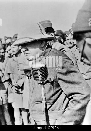 Winston Churchill porte sur le personnel de la RAF en Afrique du Nord Août 1942 Banque D'Images