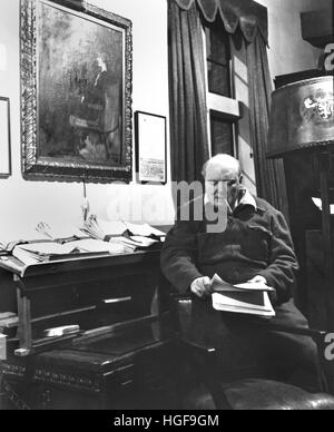 Winston Churchill dans son bureau sous un portrait de son épouse Clementine. Chartwell. 1947 Banque D'Images