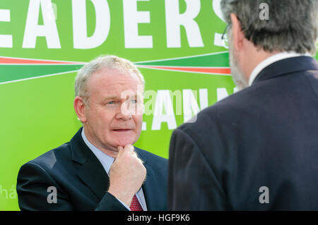 Martin McGuinness parle à Gerry Adams. Banque D'Images