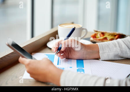 Woman with smartphone et tableau de cafe Banque D'Images