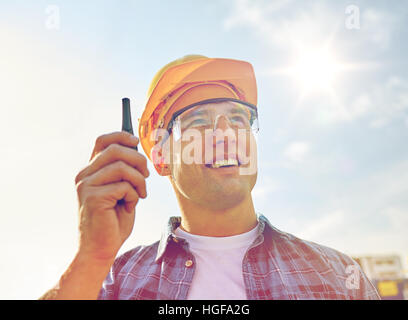 Close up of builder in hardhat avec talkie walkie Banque D'Images