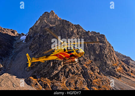 Hélicoptère Eurocopter AS350 Ecureuil d'Heli Bernina AG opérant dans le Val Lischana, Alpes de l'Engadine, Grisons, Grisons, Suisse Banque D'Images