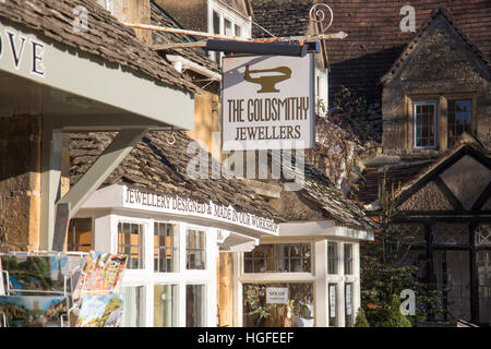 Village de Broadway sur une journée ensoleillée winters, village populaire pour le tourisme dans la région des Cotswolds, Angleterre Banque D'Images