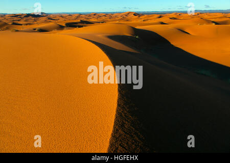 Tôt le matin sur l'Erg Chebbi Dunes Sahara Maroc Afrique du Nord Mars Banque D'Images