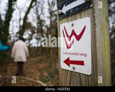 Randonnées sur la piste d'Lahnwanderweg près de Runkel, Hessen, Allemagne Banque D'Images