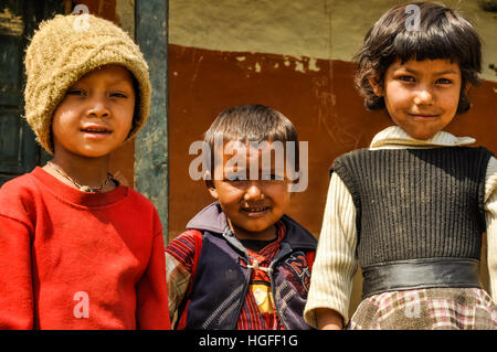 Beni, le Népal - circa Mai 2012 : trois jeunes enfants autochtones présentent pour photocamera à Beni, le Népal. Rédaction documentaire. Banque D'Images