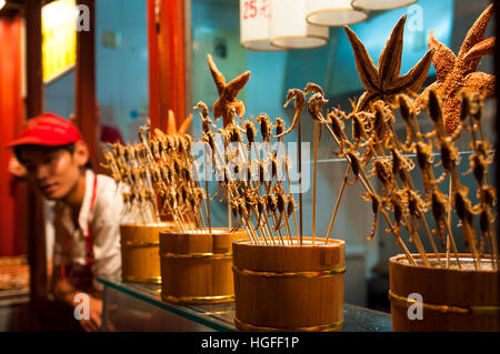 Scorpions frits, des hippocampes et d'étoiles d'être vendus comme aliments dans un food à Beijing, Chine Banque D'Images