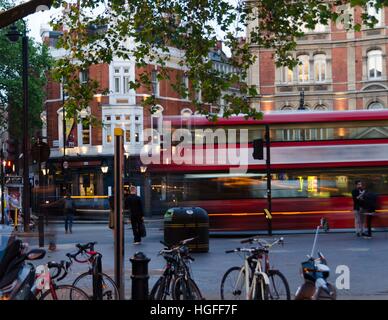 Un laps de temps d'un bus de Londres sur Shaftesbury Avenue, Londres, Angleterre. Banque D'Images