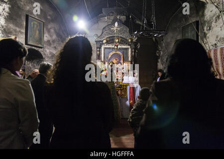 Jérusalem, Israël - 2 janvier 2011 : prêtre orthodoxe syrienne détient la messe dominicale dans la chapelle syrienne à côté de Saint Joseph de l'Érythrée tombe dans l'Église Banque D'Images