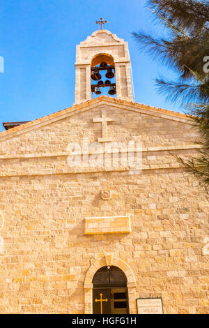 Saint George Greek Orthodox Church Bell Tower Madaba Jordanie. Église a été créée à la fin des années 1800 et abrite de nombreuses mosaïques célèbres Banque D'Images