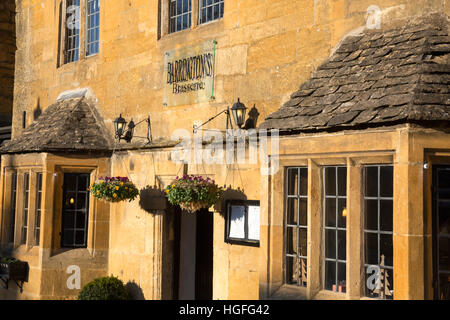 Barringtons brasserie et restaurant sur la rue principale dans le village de Broadway dans les Cotswolds, Worcestershire, Angleterre Banque D'Images