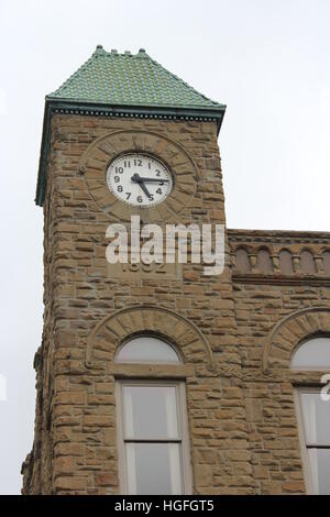 La maison d'accueil et pays à la Tour de l'horloge, anciennement la Banque d'État, la ville de New Holland de Holland, Michigan, États-Unis Banque D'Images