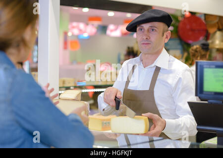 L'homme en costume traditionnel au service du fromage Banque D'Images