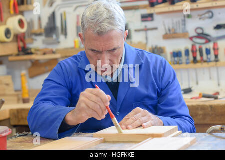 Menuisier bois vernis hauts en atelier Banque D'Images