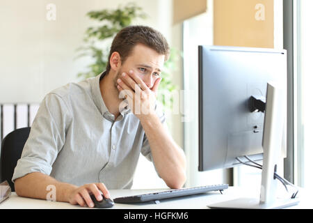 Businessman working inquiets d'essayer de résoudre des problèmes en ligne avec un ordinateur de bureau au bureau Banque D'Images