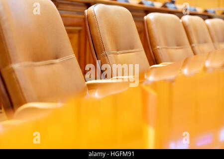 Conseil exécutif Bureau chaises en cuir en face de table en bois Banque D'Images