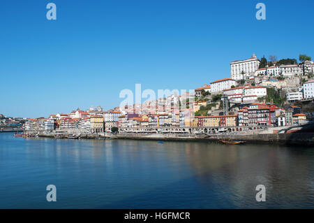 Portugal : les bateaux et les toits de Porto, la deuxième plus grande ville du pays, avec vue sur le palais et la rivière Douro Banque D'Images