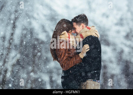 Couple heureux dans snow park Banque D'Images