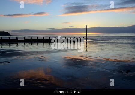 Coucher du soleil sur la plage d'hiver Borth Ceredigion Pays de Galles Cymru UK GO Banque D'Images