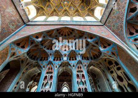 Plafond de Music Hall à grand palais Ali Qapu safavide situé à Naqsh e Jahan Square à Isfahan, Iran Banque D'Images